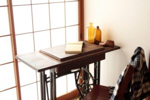 重くて動かせない「アンティーク家具」の買取相場！処分費を浮かして高く売るコツ