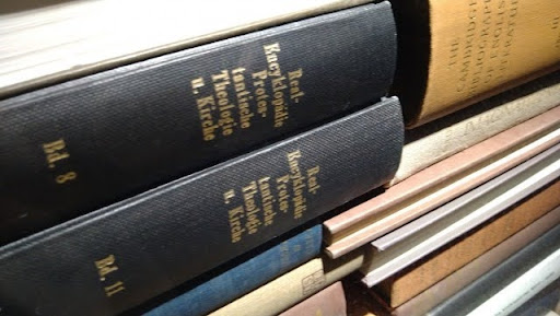 専門書や参考書が高く売れる理由は？